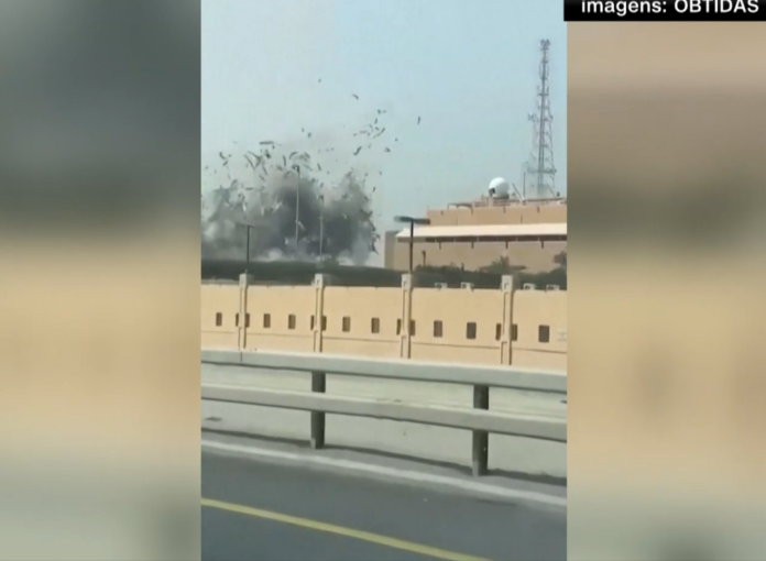 Um ataque a um navio-tanque de bandeira americana, o Stena Imperative, atracado no porto de Bahrein, resultou na morte de um trabalhador portuário e deixou outros dois feridos na madrugada de segunda-feira (2)