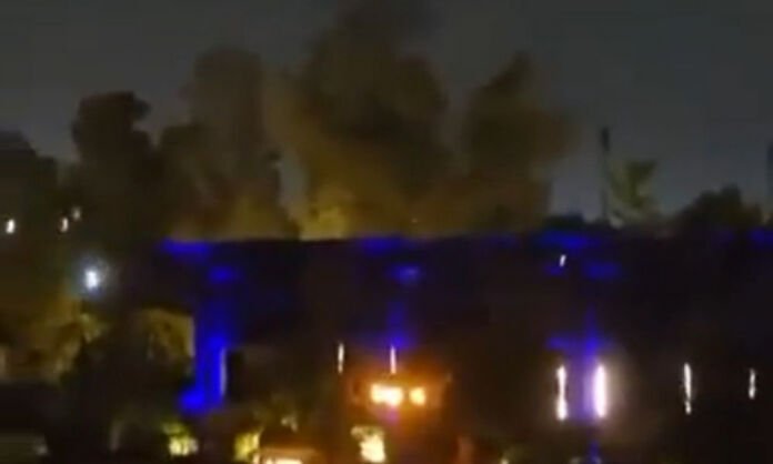 A embaixada dos Estados Unidos em Riad, capital da Arábia Saudita, foi atingida por dois drones na madrugada desta terça-feira (3 de março), resultando em um incêndio de pequenas proporções e danos materiais mínimos