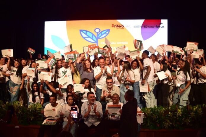 O Teatro Popular Oscar Niemeyer foi palco, neste sábado (21), da formatura de mais uma turma do Programa Niterói Jovem EcoSocial