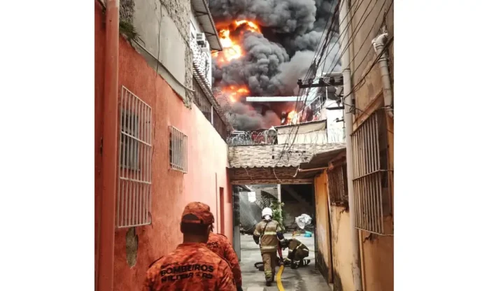 Um incêndio de grandes proporções atinge o galpão da empresa Motocriss na Rua da Regeneração, 942, no bairro de Ramos, na zona norte da capital fluminense.