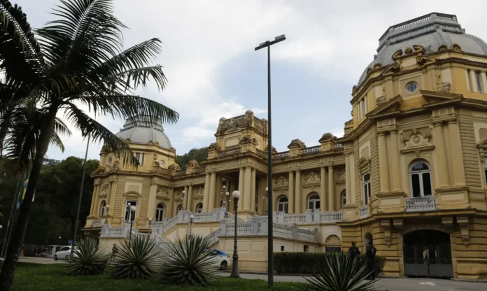 O ex-governador do Rio de Janeiro, Claudio Castro, renunciou nesta segunda-feira (23) ao cargo para concorrer a uma vaga no Senado nas eleições majoritárias de outubro