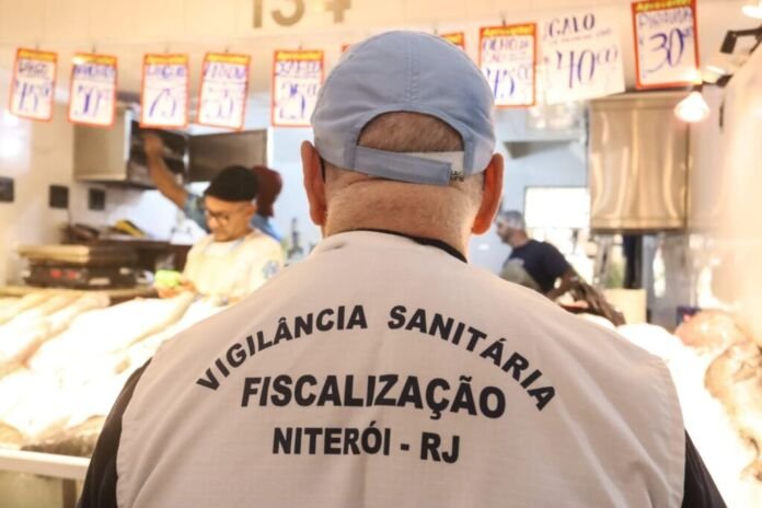 Com a chegada da Semana Santa e o aumento no consumo de peixes e frutos do mar, a Divisão de Vigilância Sanitária da Prefeitura de Niterói faz um alerta importante: é preciso redobrar os cuidados na hora da compra para evitar riscos à saúde