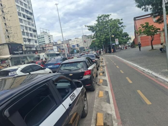 A Prefeitura de Niterói, por meio da Subsecretaria de Transportes (SST), iniciou ações de fiscalização voltadas aos táxis que ainda não realizaram a vistoria anual obrigatória de 2025.
