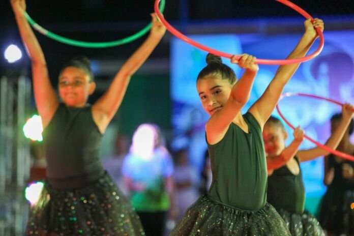 A Prefeitura de Maricá, por meio da Secretaria de Qualidade de Vida, Bem-Estar e Entretenimento, desenvolve aulas de teatro no Programa Viver Bem, com foco na formação integral dos participantes e na promoção da convivência social