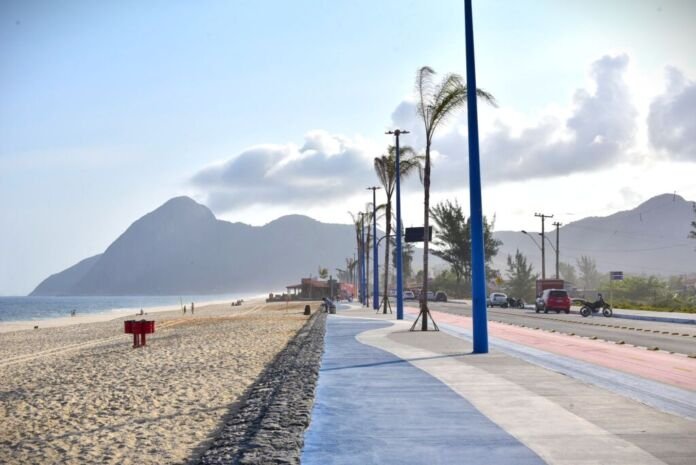 A Prefeitura de Maricá, por meio da autarquia Serviços de Obras de Maricá (Somar), realiza ações permanentes de conscientização ambiental nas orlas da cidade com o projeto Praia Mais Limpa