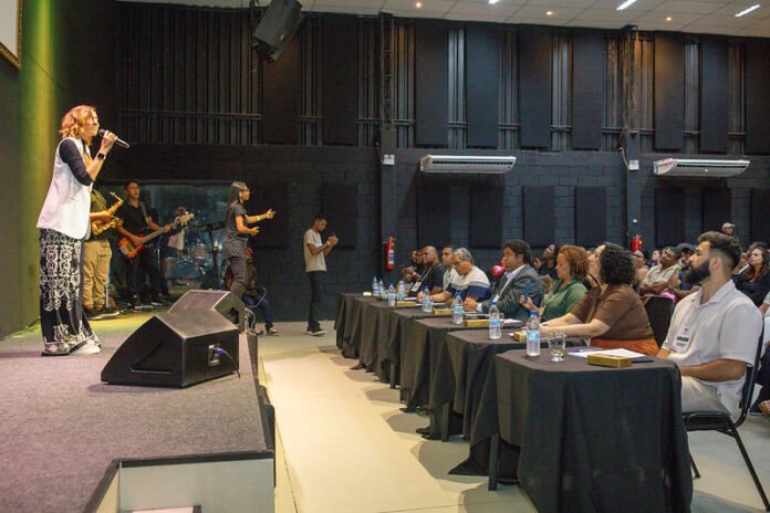 A Prefeitura de Maricá, por meio da Secretaria de Assuntos Religiosos, realiza neste domingo (19/04), às 8h30, a audição para a 2ª edição do Festival de Música Gospel “Canto de Todos os Cantos 2026”.