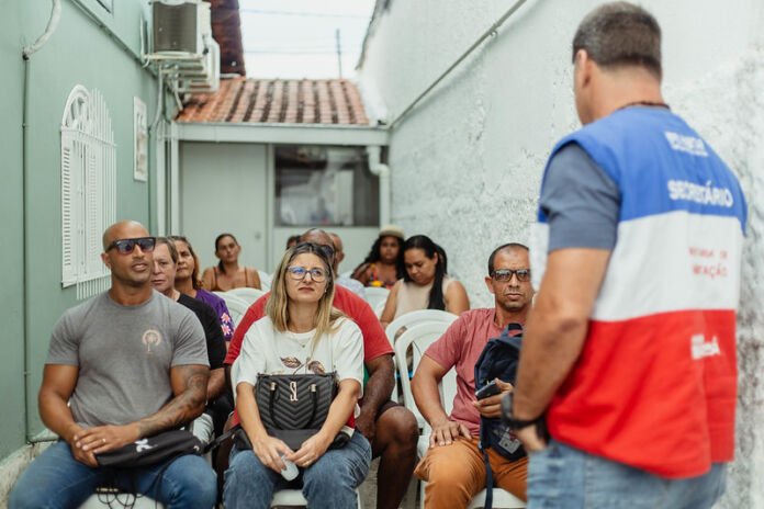 A Prefeitura de Maricá, por meio da Secretaria de Habitação, realizou nesta quinta-feira (16/04) a entrega de títulos de propriedade a moradores do Jardim Interlagos. Nesta etapa, cerca de 25 documentos foram entregues, dentro de um total de 58 imóveis contemplados no bairro