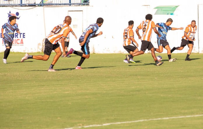 A Prefeitura de Maricá celebrou neste sábado (19/04) o Dia Nacional dos Povos Originários com uma partida de futebol histórica no Estádio Municipal João Saldanha, reunindo o CERES/EC Originários, equipe 100% formada por atletas indígenas, e o Combinado 19 de Abril