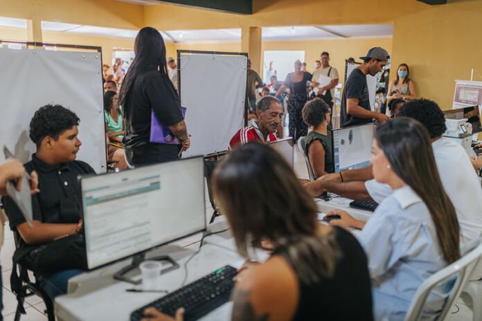 A Prefeitura de Maricá, por meio da Secretaria de Assistência Social, promoveu neste sábado (25/04) uma ação social no bairro de Guaratiba, reunindo órgãos municipais e concessionárias para ampliar o acesso da população a serviços essenciais