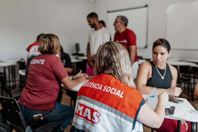 A Prefeitura de Maricá, por meio da Secretaria de Assistência Social e Cidadania e do Gabinete do Povo, realizou nesta segunda-feira (27/04) um mutirão de serviços gratuitos no Campus 2 da Universidade de Vassouras, localizado no bairro Flamengo