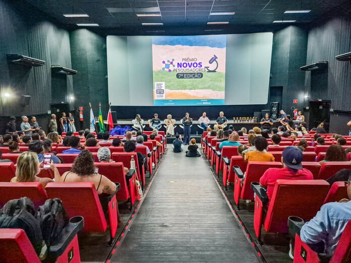 A Prefeitura de Maricá, por meio da Secretaria de Ciência e Tecnologia, promoveu nesta terça-feira (28/04) a cerimônia da 7ª edição do Prêmio Novos Pesquisadores no Cine Henfil, no Centro.