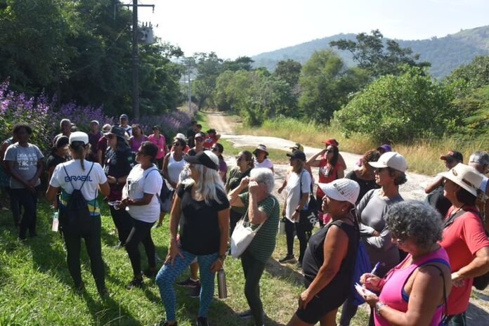 A Prefeitura de Maricá, por meio da Secretaria de Políticas para a Terceira Idade, realizou nesta quarta-feira (29/04) uma trilha no Caminho de Darwin, em Itaipuaçu, com alunos das Casas da Terceira Idade de Guaratiba e Ponta Negra.