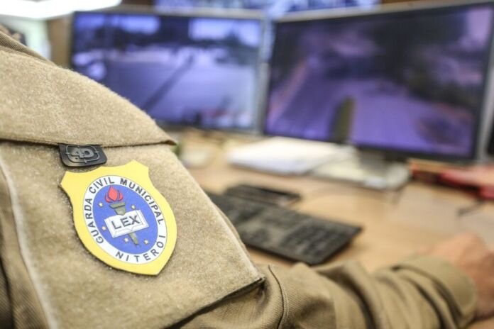 As câmeras do Centro Integrado de Segurança Pública (CISP) da Prefeitura de Niterói foram fundamentais, nesta quarta-feira (15), para uma ação do 12º Batalhão da Polícia Militar que resultou na prisão de um homem e na recuperação de uma motocicleta roubada que circulava com placa clonada