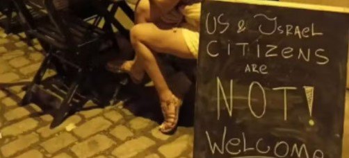 A polêmica envolvendo um bar na Lapa, que exibiu uma placa vetando a entrada de turistas dos Estados Unidos e de Israel, também repercute na Assembleia Legislativa do Rio (Alerj).