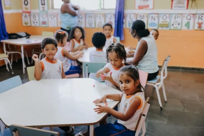 As creches comunitárias conveniadas à Prefeitura de Niterói começaram a receber climatização em suas salas de aula