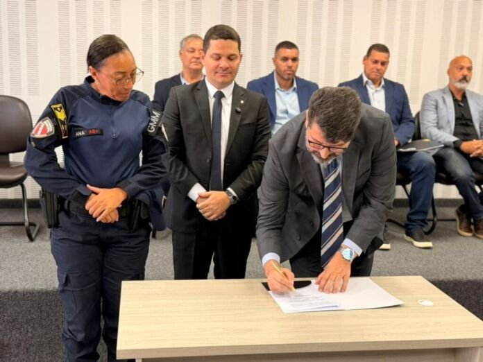 A Prefeitura de Maricá, por meio da Secretaria de Segurança Cidadã, aderiu ao programa “Município Mais Seguro” - uma iniciativa da Secretaria Nacional de Segurança Pública, vinculada ao Ministério da Justiça, em alinhamento com as diretrizes do Sistema Único de Segurança Pública.