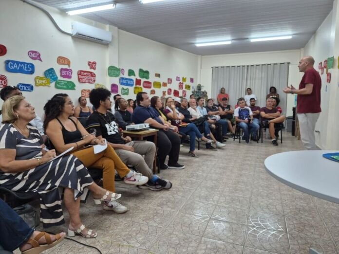 A Prefeitura de Maricá, por meio da Secretaria de Cultura e das Utopias, realizou nesta segunda-feira (13/04), no Território do Futuro, no Flamengo, um encontro com artistas do município voltado à construção de uma cooperativa do setor cultural