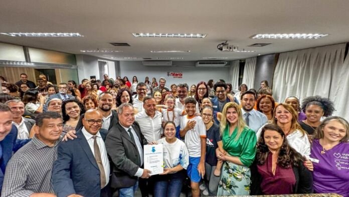 A cidade de Niterói continua trabalhando em prol da inclusão. Nesta terça-feira (28), o prefeito Rodrigo Neves sancionou a lei que cria o cargo de Agente de Apoio Escolar na rede municipal de Educação e autoriza concurso público para a contratação de 300 profissionais de apoio
