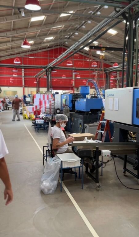Em Sampaio Corrêa, terceiro distrito de Saquarema, fica uma joia que gera cerca de 2 mil empregos diretos e abriga 24 empresas de vários setores, como os de embalagens, velas, pneus, doces e concreto: é o Polo Industrial de Saquarema