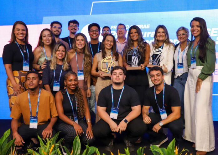 Saquarema se destacou em sua gestão pública nesta quinta-feira, dia 16. A cidade, que se consolidou como finalista em 100% das categorias que aplicou no Prêmio SEBRAE Prefeitura Empreendedora (PSPE), recebeu o primeiro lugar na modalidade de Sala do Empreendedor, em cerimônia realizada no Rio de Janeiro