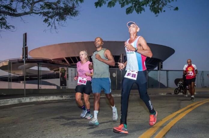 Os atletas interessados em participar da 8ª edição da Meia Maratona de Niterói precisam correr contra o tempo: as inscrições terminam na próxima segunda-feira (4 de maio), com número limitado de vagas