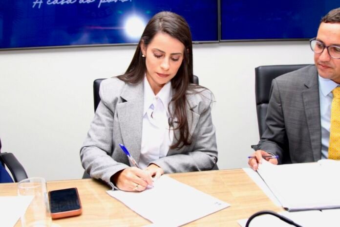 Magé passou a ter, oficialmente, uma nova prefeita nesta quarta-feira (08). Jamille Cozzolino tomou posse em cerimônia realizada na Câmara Municipal e assumiu o comando do Executivo
