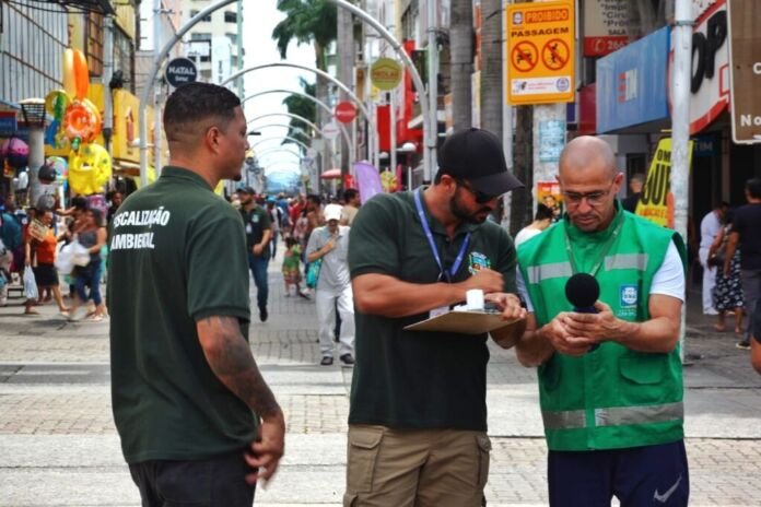 Operação da Prefeitura de Nova Iguaçu, nesta quarta-feira (1º), flagrou estabelecimentos no Calçadão do Centro com volume de som acima do permitido. A ação teve como foco combater a poluição sonora causada pelo uso excessivo de caixas de som por comerciantes