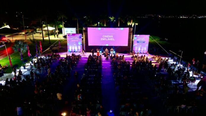A Prefeitura de Maricá, por meio da Companhia de Cultura e Turismo de Maricá (MARÉ), realizou neste sábado (04/04) o segundo dia do projeto Cinema Inflável na orla do Parque Nanci