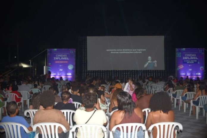 A Prefeitura de Maricá, por meio da Companhia de Cultura e Turismo de Maricá (MARÉ), encerrou neste domingo (05/04) a programação do Cinema Inflável na orla do Parque Nanci.