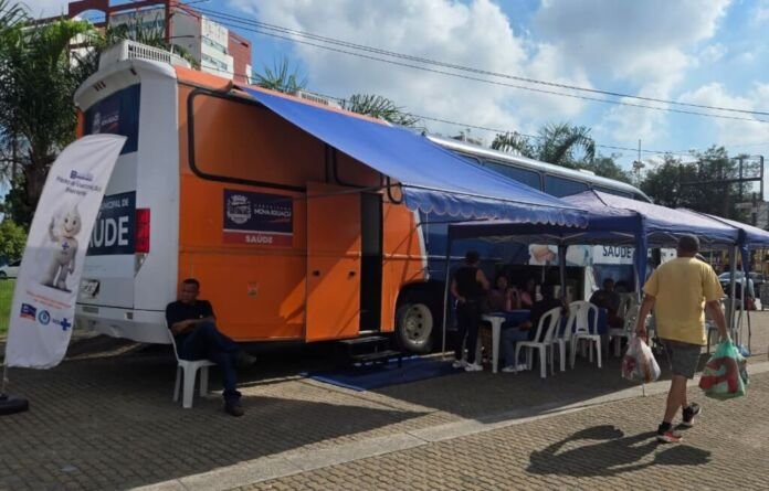 A Prefeitura de Nova Iguaçu reforçou a vacinação contra o sarampo. Além das 63 unidades espalhadas na cidade disponíveis para imunização, a Secretaria Municipal de Saúde (SEMUS) colocou à disposição da população o Ônibus da Saúde