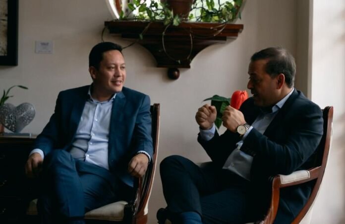 O prefeito de Niterói e presidente da rede Mercocidades, Rodrigo Neves, assinou, nesta terça-feira (07), no Equador, um acordo estratégico e histórico entre as duas entidades municipalistas da América Latina