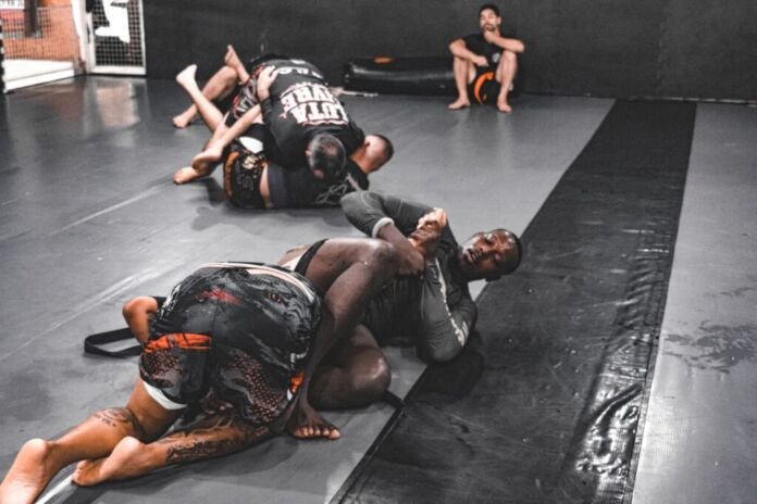 A Prefeitura de Maricá, por meio da Secretaria de Lutas e Esportes de Combate de Base e Alto Rendimento, apoia neste domingo (12/04), das 8h às 18h, o Maricá Grappling 2026, primeira competição oficial de luta livre esportiva no município