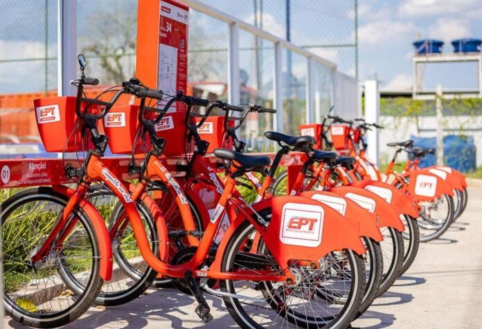 A Prefeitura de Maricá, por meio da Empresa Pública de Transportes (EPT), oferece à população o sistema gratuito de bicicletas compartilhadas da cidade, conhecido como “Vermelhinhas”, premiado como uma das principais iniciativas de mobilidade urbana sustentável do país