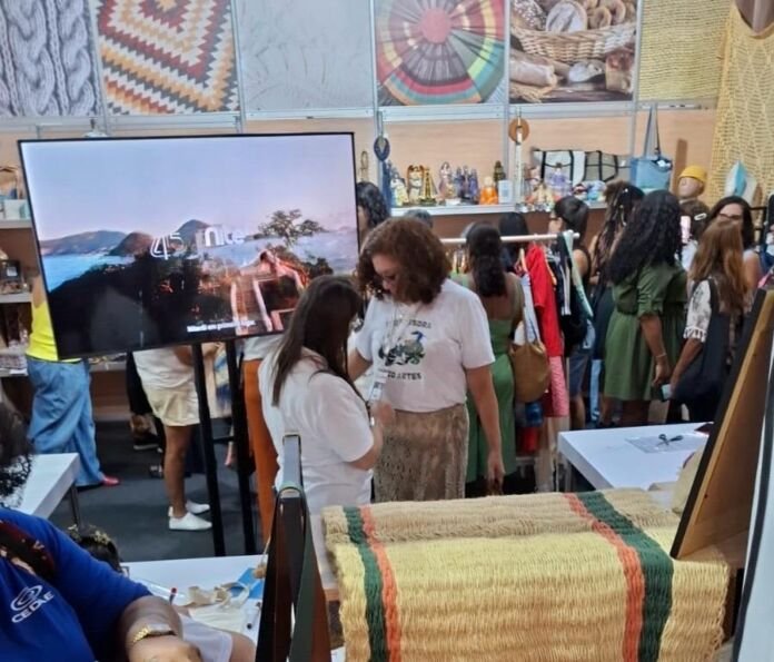 A Prefeitura de Niterói marca presença na 18ª edição da Feira Rio Artes Manuais, consolidando a estratégia de fortalecer a economia criativa e o turismo local. O evento, que acontece até este domingo (12) no Expo Mag, na Cidade Nova, funciona como uma vitrine fundamental para artesãos