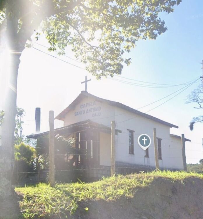 Recentemente, a Capela de Santo Antônio, localizada no bairro do Caju (Maricá), foi invadida por criminosos e vandalizada