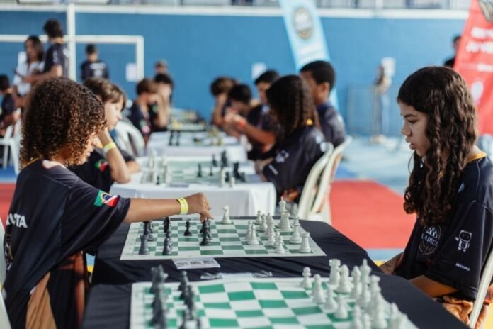 A Prefeitura de Maricá, por meio da Secretaria de Ciência, Tecnologia e Formação, realizou no sábado (11/04) o 1º Campeonato Maricaense de Xadrez no Centro Educacional de Maricá (CEM) Joana Benedicta Rangel, no Centro