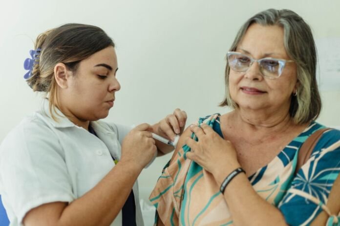 A Prefeitura de Maricá, por meio da Secretaria de Saúde, promoveu neste sábado (11/04) uma mobilização de vacinação contra a Influenza (gripe) na Igreja Missão Vida, no Centro, e na Subprefeitura de Itaipuaçu