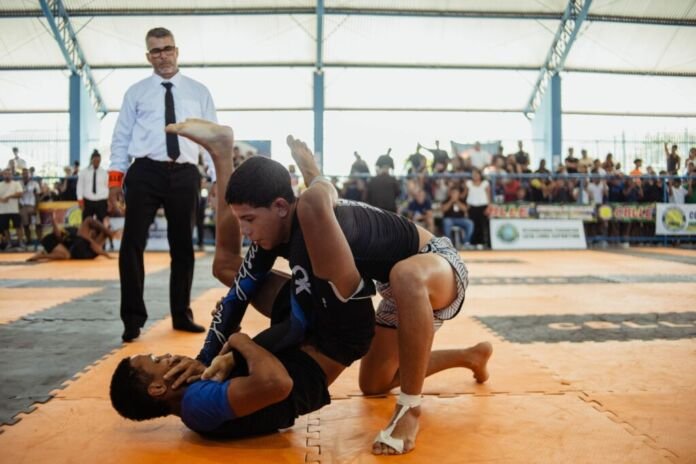 Prefeitura de Maricá, por meio da Secretaria de Lutas e Esportes de Combate de Base e Alto Rendimento, apoiou neste domingo (12/04) o Maricá Grappling 2026, primeira competição oficial de luta livre esportiva no município