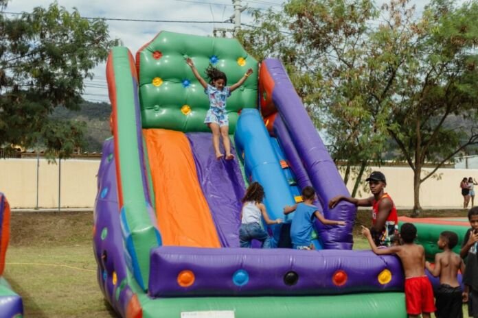 A Prefeitura de Maricá, por meio da Secretaria Especial de Promoção das Comunidades e do Minha Casa, Minha Vida e da Companhia de Cultura e Turismo de Maricá (Maré), promoveu neste sábado (11/04) a ação Páscoa nas Comunidades