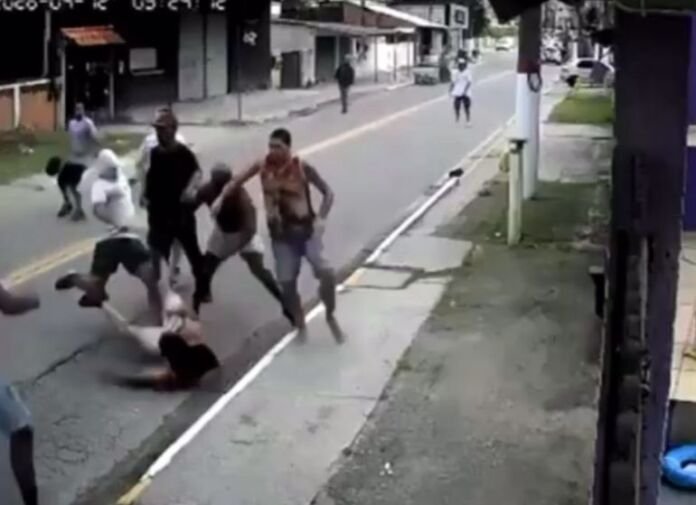 As torcidas organizadas do Flamengo (Raça Rubro-Negra) e do Fluminense (Young Flu) se envolveram em uma briga que terminou em tiros no bairro do Caxito, em Maricá