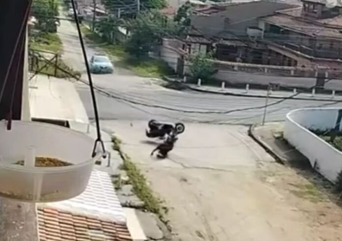 No último final de semana, uma câmera de segurança flagrou o momento exato de um acidente de moto no bairro de Jaconé (Saquarema-RJ)