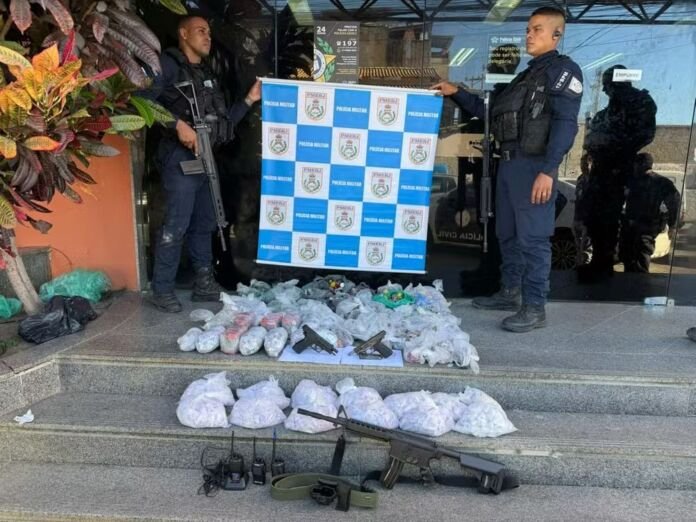 Na manhã desta terça-feira, 14 de abril, a Polícia Militar realizou uma ação para combater o tráfico de drogas em Inoã, mais precisamente na comunidade do Risca Faca