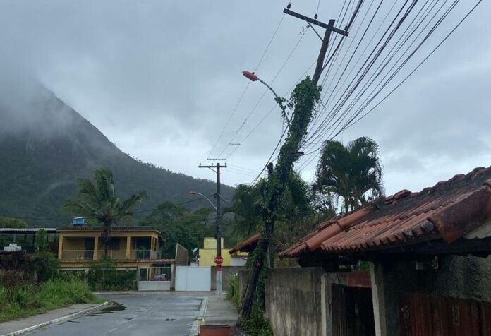 Moradores do bairro Chácaras de Inoã, localizado no município de Maricá, divulgaram nas redes sociais a preocupação com um possível novo acidente envolvendo postes danificados e fiação elétrica