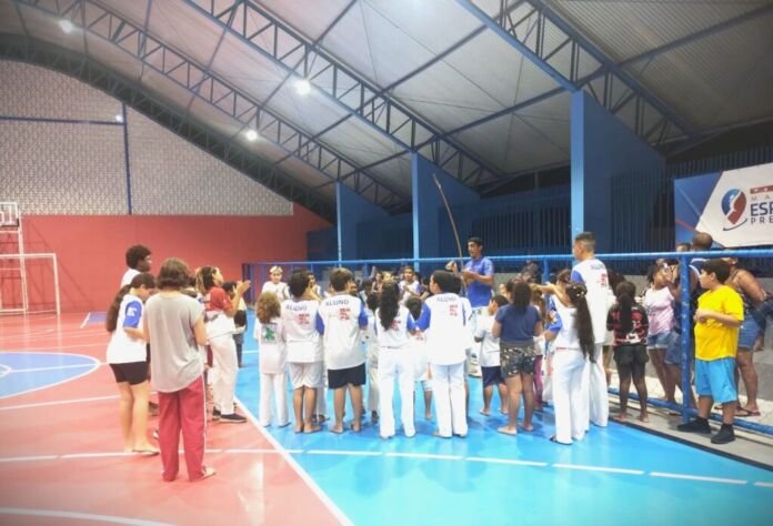 A Prefeitura de Maricá, por meio da Secretaria de Esportes, oferece aulas gratuitas de capoeira pelo projeto Maricá Esporte Presente nos espaços públicos da cidade. Um desses espaços é a Arena Itaipuaçu