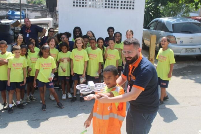 Entre mudas de árvores e novas descobertas, uma manhã diferente marcou a rotina de dezenas de crianças em Niterói. Cerca de 55 alunos do Clin Social, projeto da Gerência de Serviço Social da Companhia de Limpeza de Niterói, participaram, nesta sexta-feira (17), de um passeio especial de educação ambiental na sede da empresa