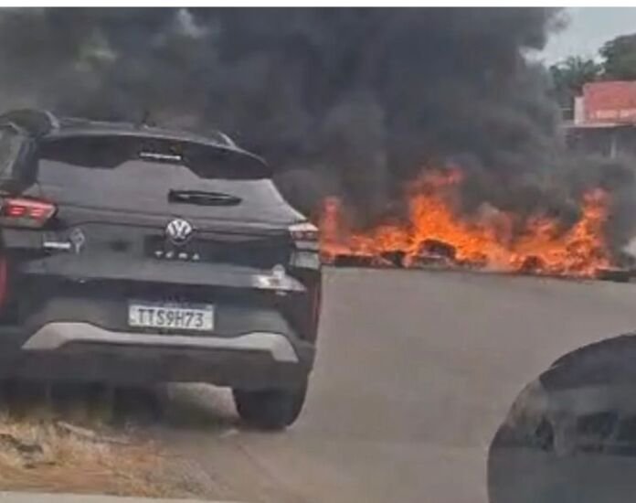A pista no sentido Maricá da Rodovia Amaral Peixoto (RJ-106), na altura do bairro Rio do Ouro, está bloqueada devido a um protesto