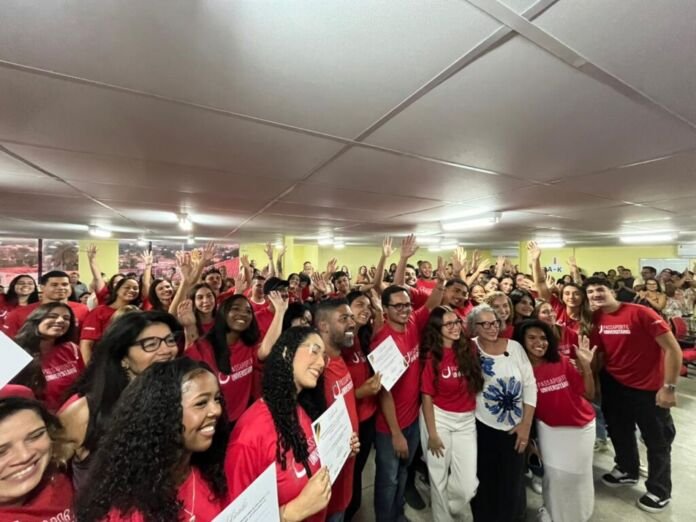 A Prefeitura de Maricá, por meio da Secretaria de Educação, realizou nesta sexta-feira (17/04) a entrega de certificados aos candidatos classificados no programa Passaporte Universitário para o curso de Medicina, que oferece bolsas integrais para cursos de graduação e pós-graduação em instituições credenciadas