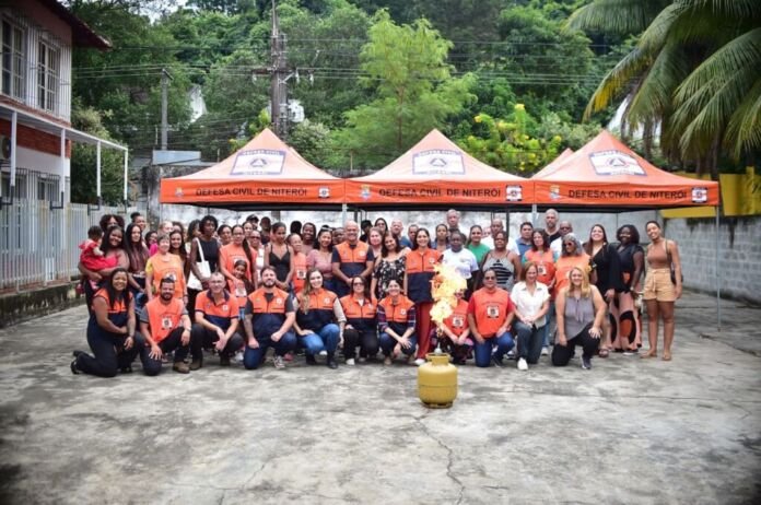 Mulheres de comunidades de Niterói começaram a participar do Nudec Mulheres, núcleo criado pela Prefeitura, por meio da Secretaria Municipal de Proteção e Defesa Civil, para capacitar, de forma teórica e prática, moradoras da cidade a agir em situações de emergência dentro de casa ou em suas comunidades.
