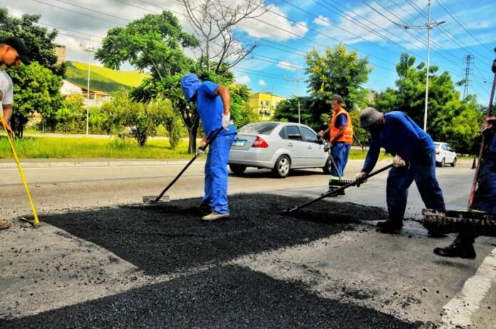 A Prefeitura de Nova Iguaçu realizou, nesta terça-feira (21), uma operação tapa-buraco nas principais vias do Centro da cidade, com o objetivo de recuperar o pavimento e melhorar a fluidez do trânsito