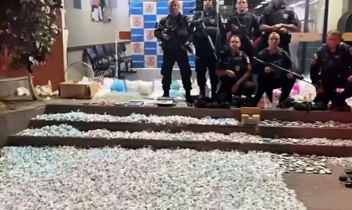 Na última terça-feira, 21 de abril, policiais do PATAMO realizaram uma operação para combater o tráfico de drogas no conjunto habitacional Minha Casa, Minha Vida, em Itaipuaçu (Maricá-RJ)